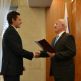 Andrej Kubíček preberá ocenenie z rúk ministra školstva