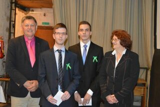 Juraj Golej a Michal Vančík, prevzali ocenenie za 3.najlepšiu prácu od pani Ing. Aleny Šiplákovej z EVPÚ, a.s. Nová Dubnica