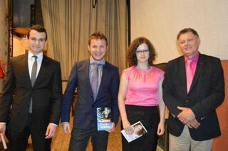 Ocenení žiaci 4.A triedy za výborný prospech a dochádzku do školy, Martin Hrňák,Tomáš Pecko a Timea Rendeková