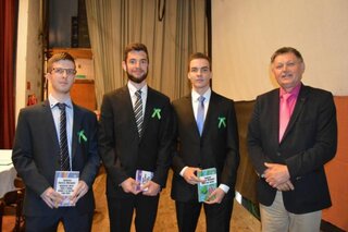 Ocenení žiaci 4.B triedy za výborný prospech a dochádzku do školy, Juraj Golej, Jaroslav Gábik a Michal Vančík 