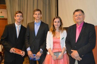 Ocenení žiaci 4.C triedy za výborný prospech a dochádzku do školy,Marcel Cíbik, Dominik Cisár a Kristína Cíbiková 