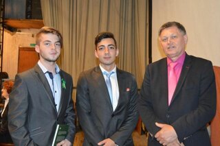 Ocenení žiaci 4.D triedy za výborný prospech a dochádzku do školy, Matej Sedmák a Alexander Brezáni 
