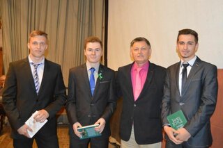 Ocenení žiaci 4.E triedy za výborný prospech a dochádzku do školy, Samuel Cvopa, Marián Gábel a Andrej Chudý