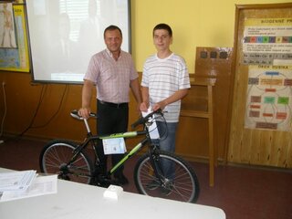 Zástupca školy Ing. Jančo odovzdáva Ivanovi Kuchtovi výhernú  cenu bicykel