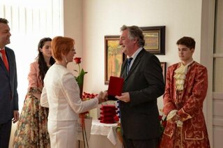 Ing. Hilčíková odovzdáva ocenenie Ing. Podobovi