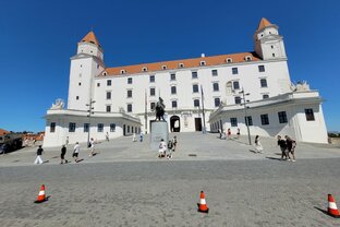 Zväčšiť fotografiu - Deň otvorených dverí nrsr a bratislavského hradu a okolia