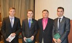 Ocenení žiaci 4.E triedy za výborný prospech a dochádzku do školy, Samuel Cvopa, Marián Gábel a Andrej Chudý