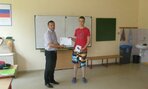 Zástupca školy Ing. Jančo odovzdáva Tomášovi Hladkému výhernú cenu digitálny fotoaparát