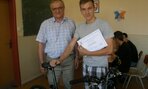 Ing. Matuška odvzdal cenu v súťaži Mladý priemyslovák Tomášovi Rýgerovi zo ZŠ J. Palu Nemšová