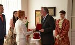 Ing. Hilčíková odovzdáva ocenenie Ing. Podobovi