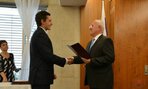 Andrej Kubíček preberá ocenenie z rúk ministra školstva